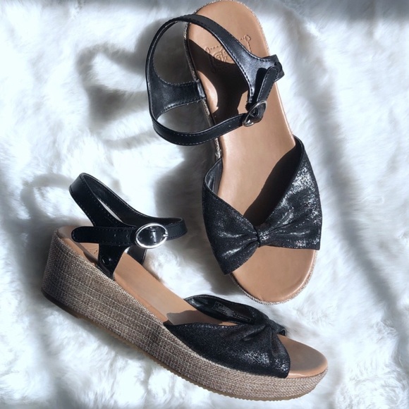 UGG Ankle Strap Wedge Sandals size 4 Youth - Picture 2 of 4